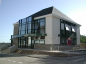 Mairie, écoles, ponts, postes, lavoirs, fontaines, cimetière et canaux sur la commune de Bains-sur-Oust