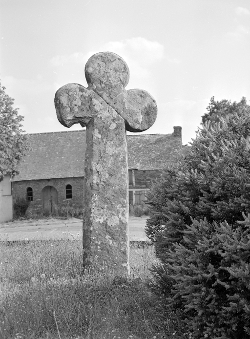 Croix de l'ancien cimetière (Monteneuf)