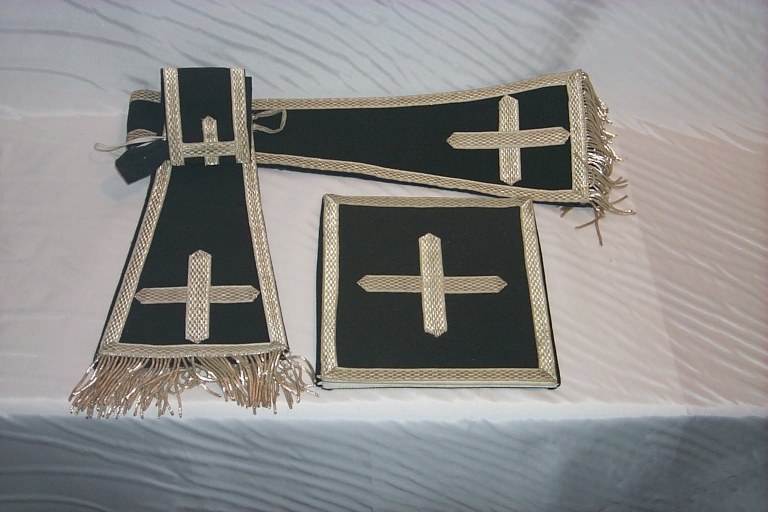 Ornement noir 8 : étole, manipule, bourse de corporal (Maure-de-Bretagne fusionnée en Val d'Anast en 2017)