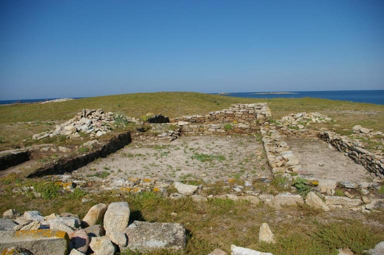 Fondations de la chapelle de l'île du Loc'h. (Archipel des Glénan)