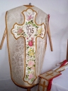 Ornement blanc 4 : chasuble, étole, bourse de corporal, manipule