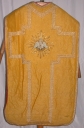 Ornement doré 2 : chasuble, bourse de corporal, étole, manipule, voile de calice