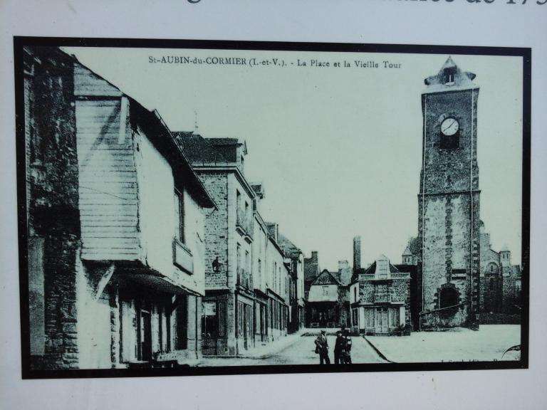 Maisons, autour de la place du Carroir (Saint-Aubin-du-Cormier)