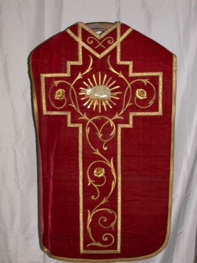 Ornement rouge 3 : chasuble, étole, manipule, bourse de corporal et voile de calice