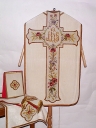 Ornement blanc 5 : chasuble, étole, bourse de corporal, voile de calice, manipule