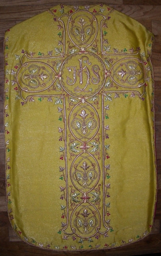 Ornement doré : chasuble et manipule