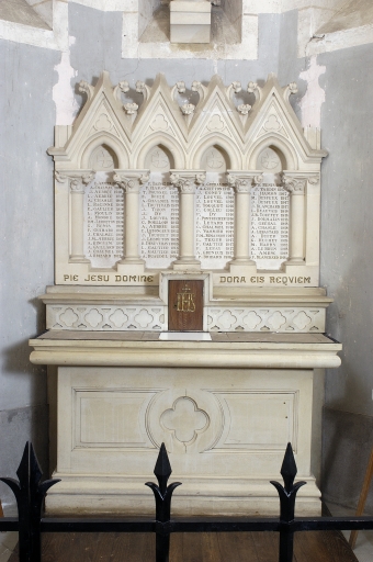 Ensemble de l'autel de saint Michel : autel, tabernacle, retable, gradin d'autel, tableau commémoratif des morts