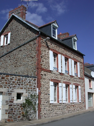 Maison, 20 place de l'Eglise (Etables-sur-Mer fusionnée en Binic-Etables-sur-Mer en 2016)
