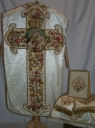 Ornement blanc 1 : chasuble, bourse de corporal, étole, voile de calice, manipule