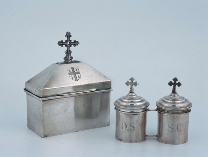 Ampoule à huile des catéchumènes et ampoule à saint chrême et leur coffret