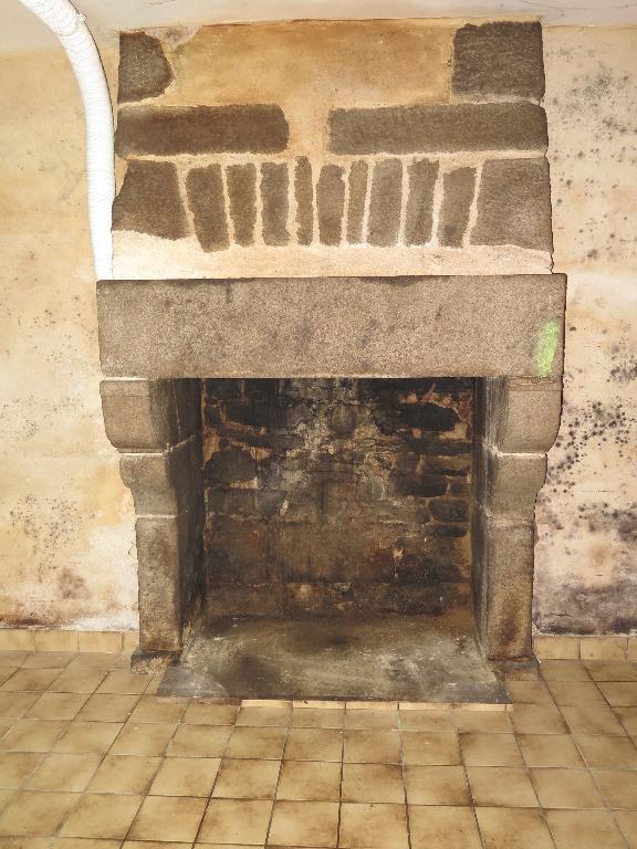 Grande cheminée du rez-de-chaussée, maison éclusière de Polvern