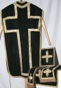 Ornement noir 1 : chasuble, étole, manipule, bourse du corporal, voile du calice