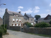 Ensemble de trois maisons, rue Claire-eau, Doslet (La Ville-ès-Nonais)
