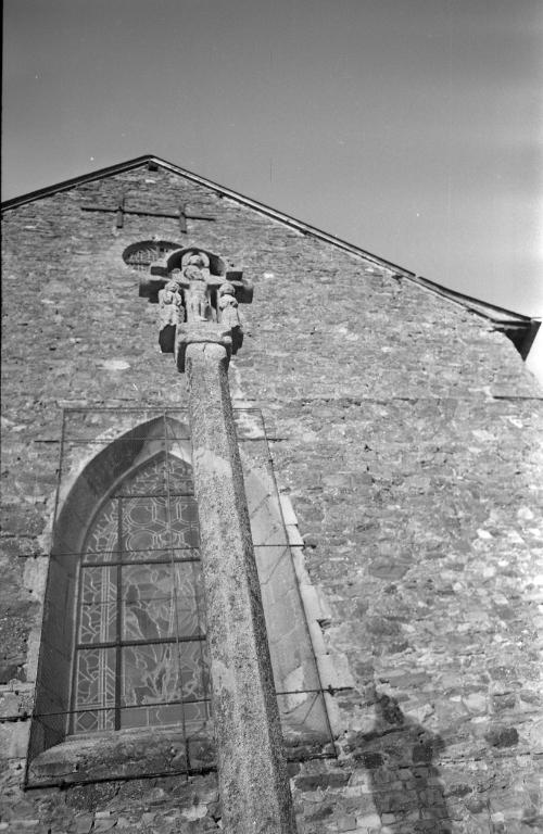 Croix en granit du 15e siècle, bourg (Saint-Gilles)