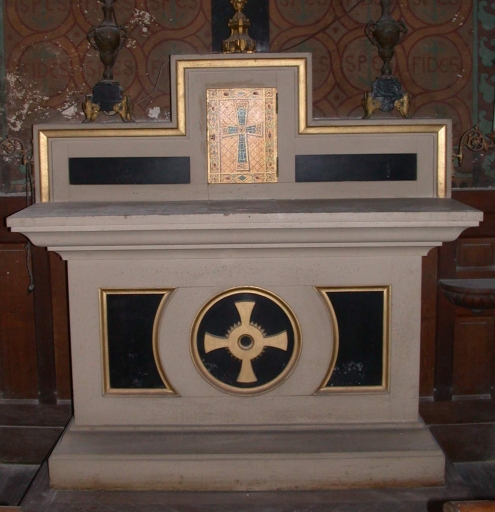 Autel des morts : autel, tabernacle, degré d'autel
