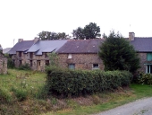 Alignement de maisons, le Bas Aunay (Saint-Malo-de-Phily)