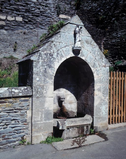 Fontaine, rue de la Poterne (Josselin)
