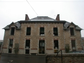 Mairie, écoles, presbytère et gendarmerie sur la commune de Le Pertre