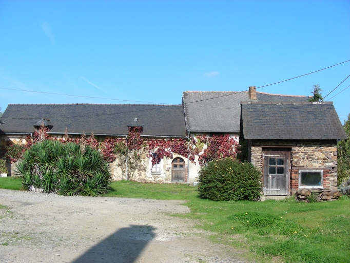Alignement de maisons, le Plessis (Saint-Erblon)