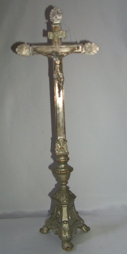 Garniture d'autel 2 : croix d'autel, 4 chandeliers d'autel