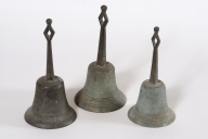 Ensemble de 5 cloches à main, place Ernest Lemoine (Bieuzy fusionnée en Pluméliau-Bieuzy en 2019)