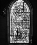 Verrière (verrière figurée) : Pentecôte (baie 8), ancienne collégiale, actuellement église Sainte-Marie-Madeleine (Champeaux)