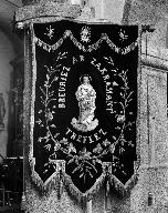 Bannière de procession paroissiale : Sacré-Cœur, Saint Joseph, église paroissiale Sainte-Édiltrude (Tréflez)