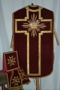 Ornement rouge 2 : chasuble, voile de calice, étole