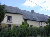 Alignement d'une maison et d'une ferme, Poscé (Feins)