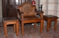Fauteuil de célébrant et 2 tabourets d'église