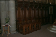 Décor de choeur : lambris de demi-revêtement, 6 stalles, 2 agenouilloirs, 4 bancs de choeur