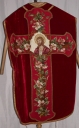 Ornement rouge 2 : chasuble, bourse de corporal, étole, manipule, voile de calice