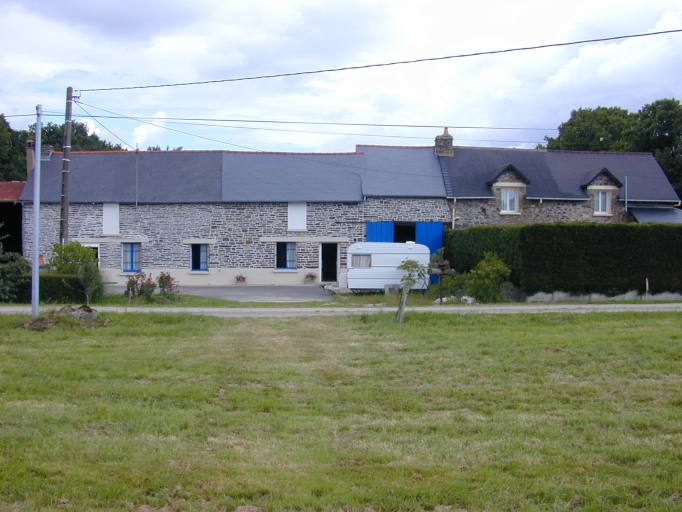 Alignement d'une maison et d'une ferme, Télohic (Maxent)