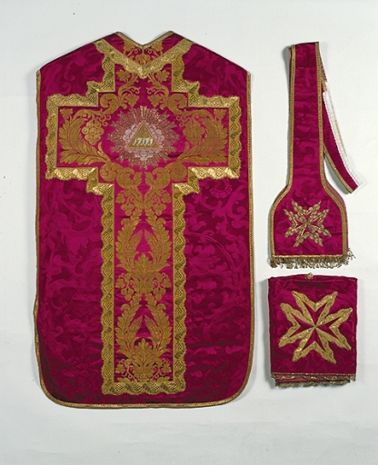 Ornement rouge 2 : chasuble, étole, voile de calice