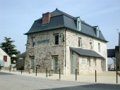 Mairie, écoles et monuments aux morts sur la commune de Nouvoitou