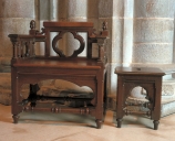 Fauteuil de célébrant, 4 tabourets d'église