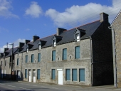 Alignement de trois maisons, rue Mademoiselle du Vautenet (Meillac)