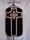 Ornement noir : chasubles (2), bourses de corporal (2), étoles (2), manipules (2), voiles de calice (2)