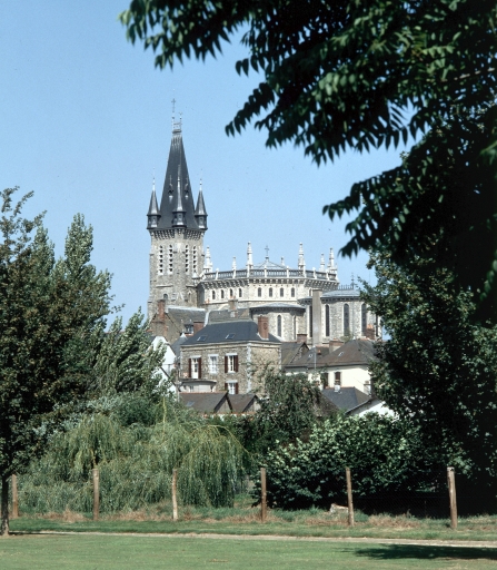 Prieuré Saint-Pierre, église paroissiale de bénédictins (Châteaubourg)