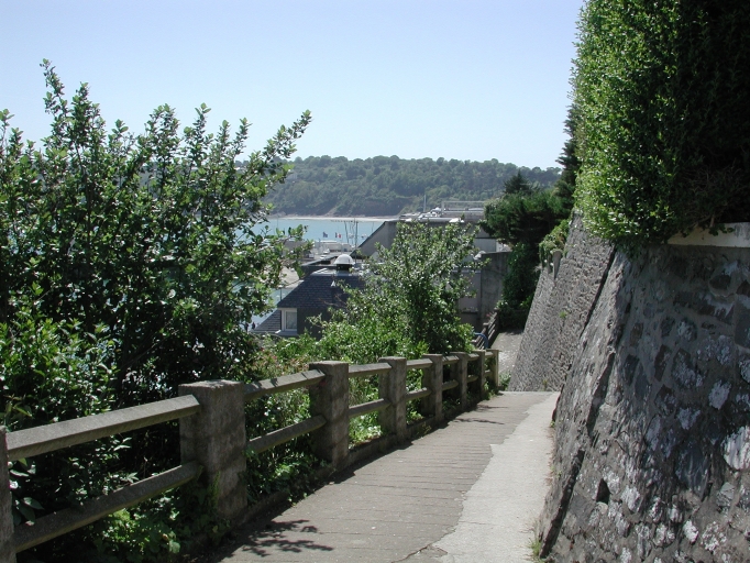 Sentier douanier et escalier en zigzag (Binic fusionnée en Binic-Etables-sur-Mer en 2016)
