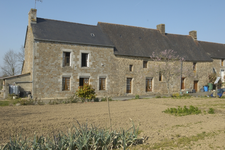 Alignement de maisons, les Cours (Saint-Brice-en-Coglès fusionnée en Maen Roch en 2017)