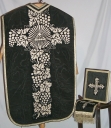 Ornement noir 4 : chasuble, bourse du corporal, étole