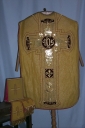 Ornement doré 1 : chasuble, étole, bourse de corporal, manipule