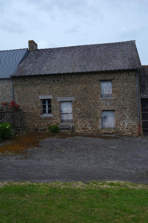 Façade principale de la ferme située au centre du hameau 