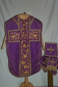 Ornement violet 1 : chasuble, bourse de corporal, étole, manipule, voile de calice