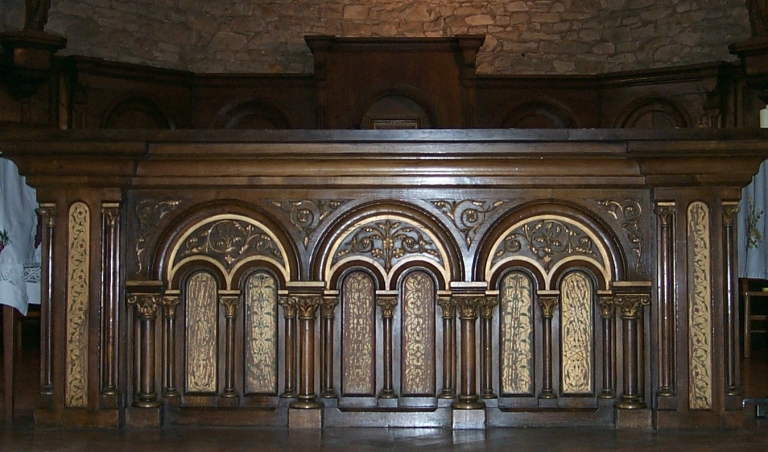 Ensemble du maître-autel : autel, tabernacle, retable, chaire à prêcher