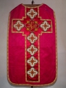 Ornement rouge 1 : chasuble, bourse de corporal, étole, manipule, voile de calice