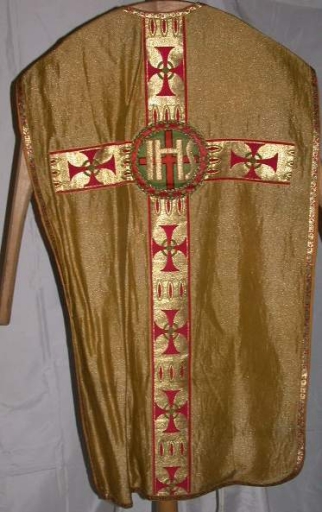 Ornement doré 2 : chasuble, bourse de corporal, étole, manipule, voile de calice