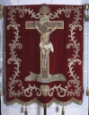 Bannière de procession : Christ en croix ; saint Evêque