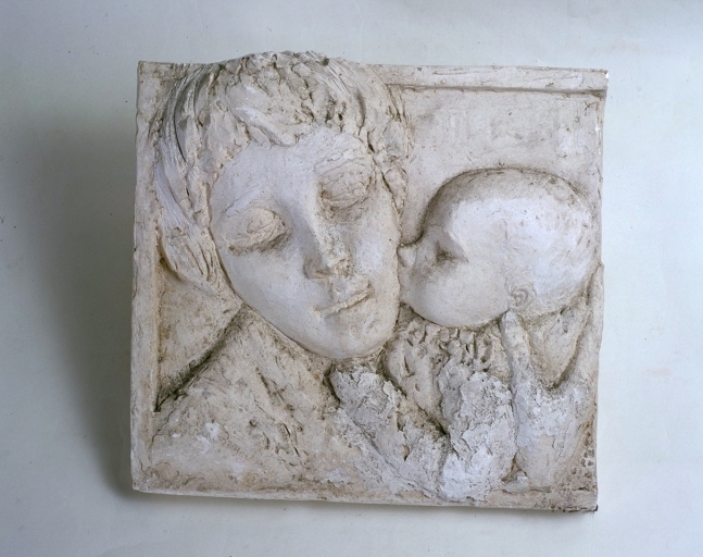 Bas-relief : Mère et enfant (le baiser ?)